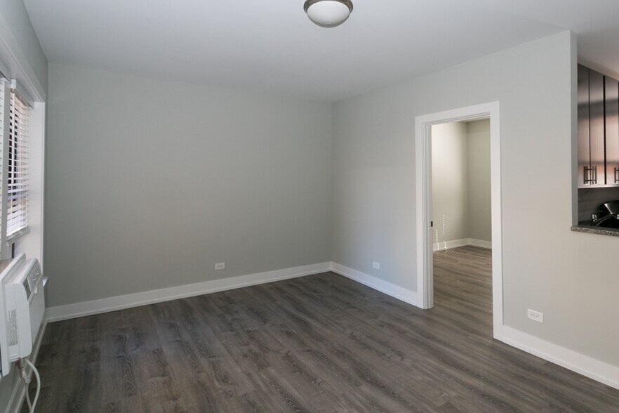 Building Photo - 710 W Brompton