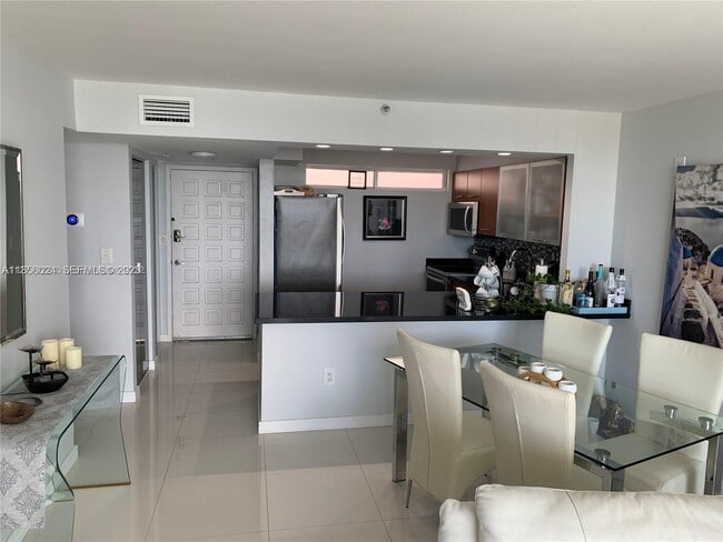 Building Photo - 650 NE 64th St