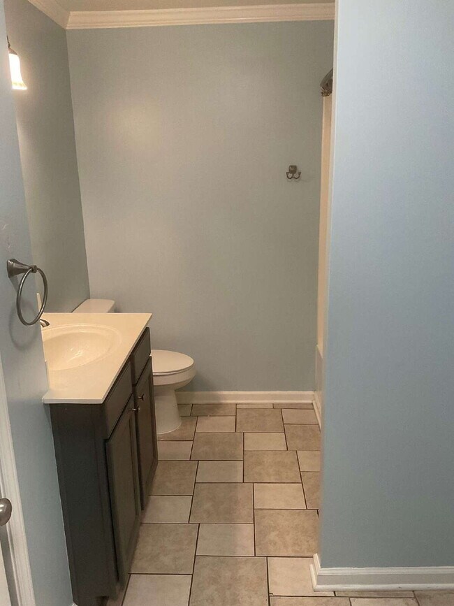 Building Photo - "Charming 3-Bedroom Haven with 2 Full Bath...
