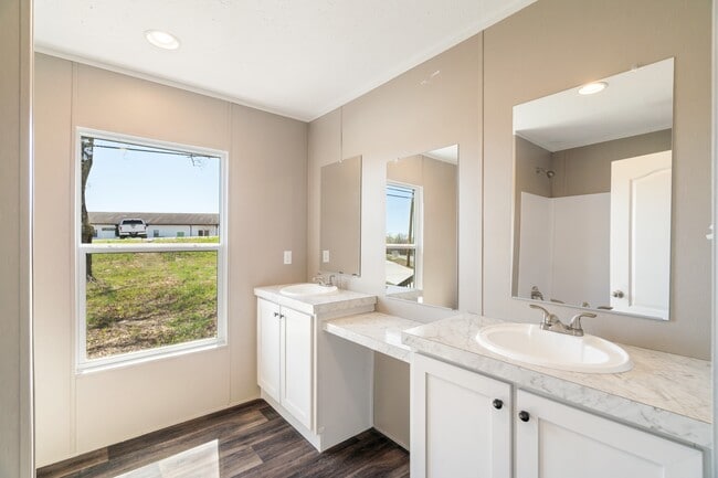 Building Photo - 456 W Outer Dr