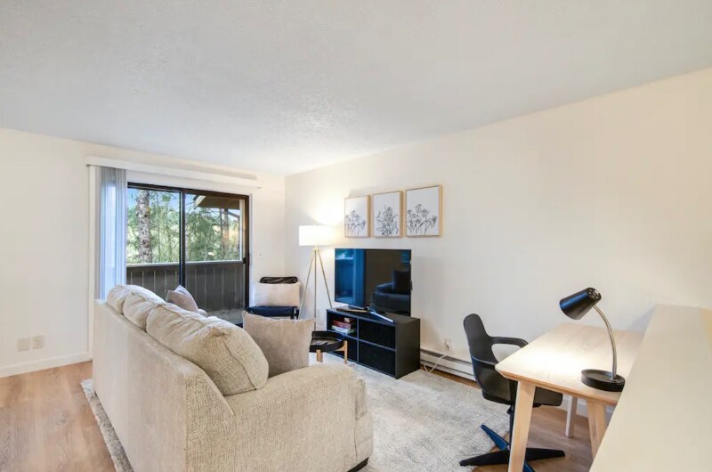 Building Photo - 49 NE Torval Canyon Rd