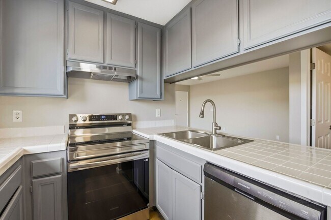 Building Photo - 621 D St