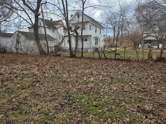 Building Photo - 124 Dawes Ave