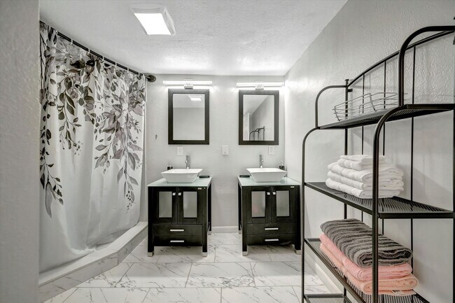 Building Photo - 4213 E Yukon St