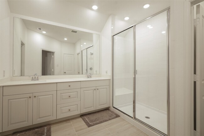 Building Photo - 27011 Aurora Gdn Ln