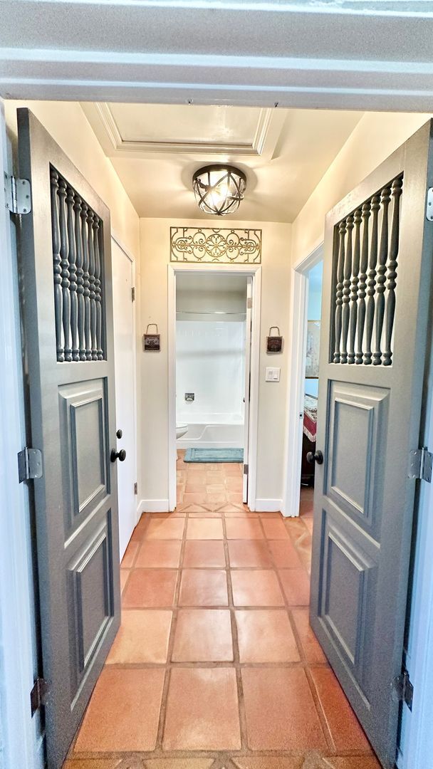 Building Photo - Beautifully Appointed & Fully Furnished, S...