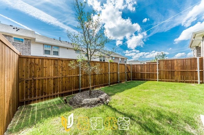 Building Photo - Adorable 3 Bedroom Townhouse-- Coming Soon!