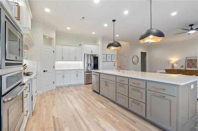 Building Photo - 5702 S 60th Pl