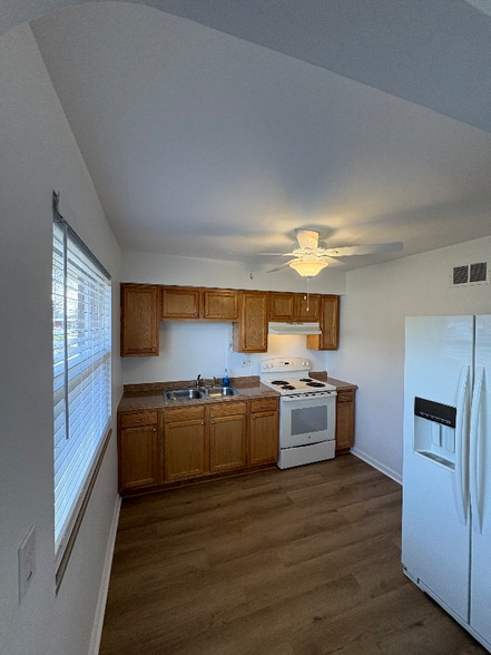 Building Photo - 3887 Crescent Dr