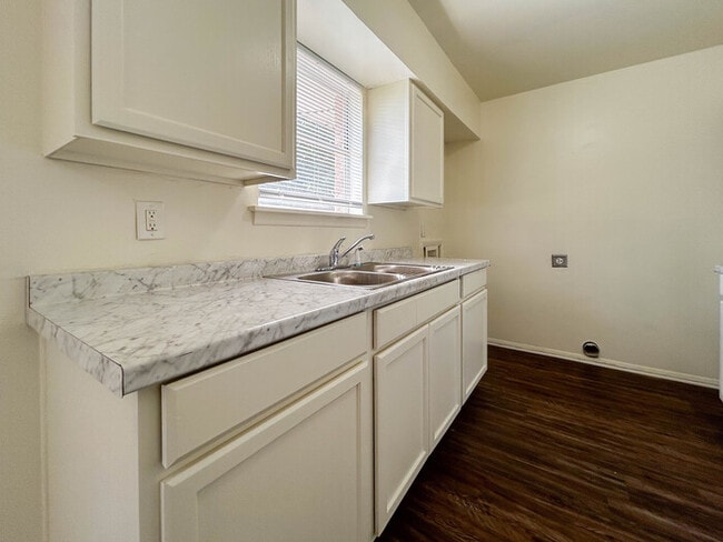 Building Photo - 3805 Atlas Dr