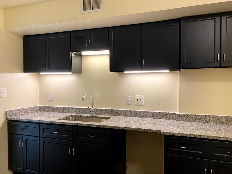 Kitchen - 1415 W Devon Ave