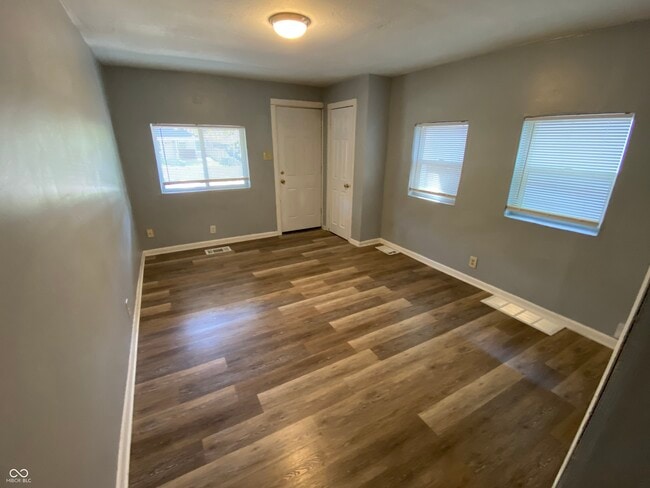 Building Photo - 2842 N Chester Ave