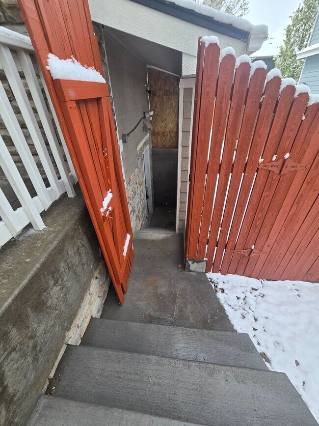 Building Photo - 2 Bed 2 Bath Basement Apartment