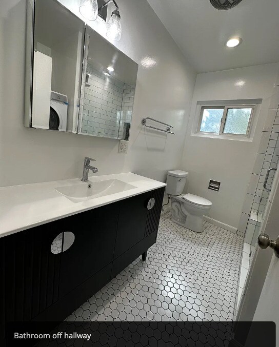 Main bathroom - Pico/Robertson Area