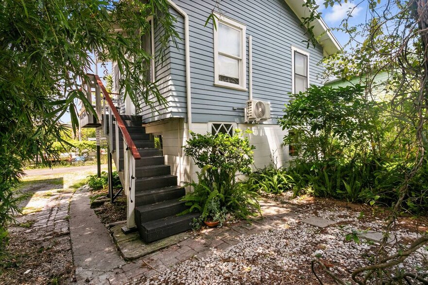 Building Photo - 5708 N Suwanee Ave
