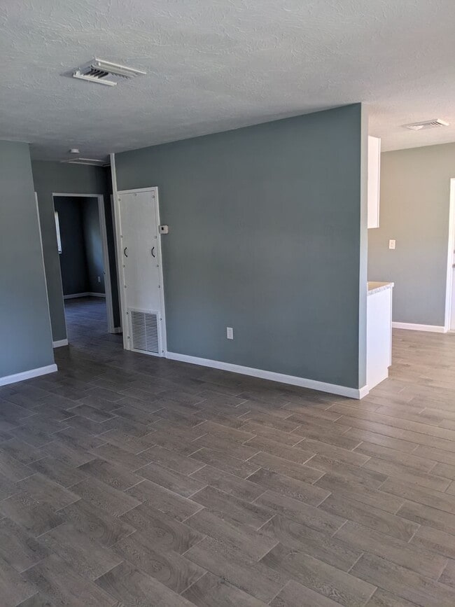 Building Photo - Conveniently located 2/1 Florida home with private backyard