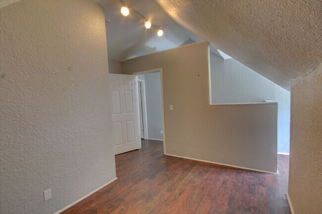 Building Photo - Upper level unit