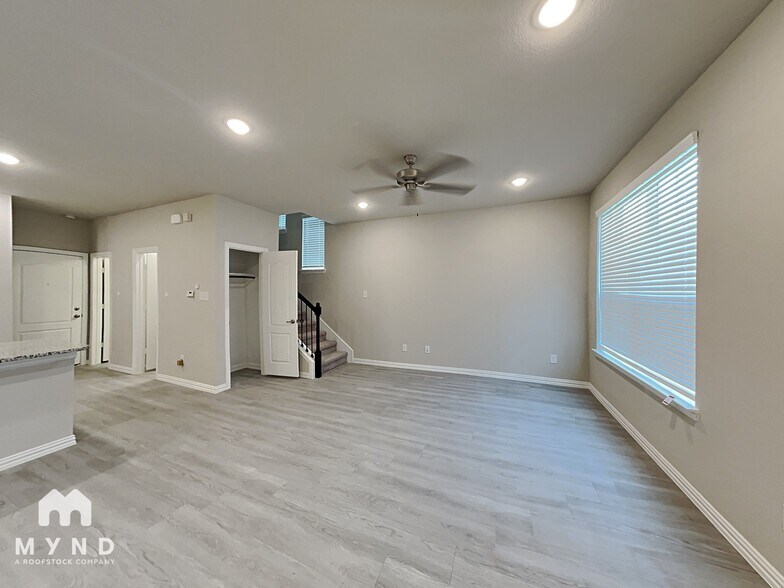 Building Photo - 1272 Alamo Dr