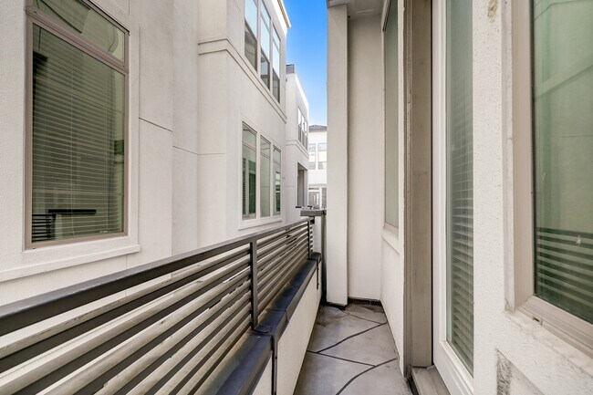 Building Photo - 5453 Larkin St