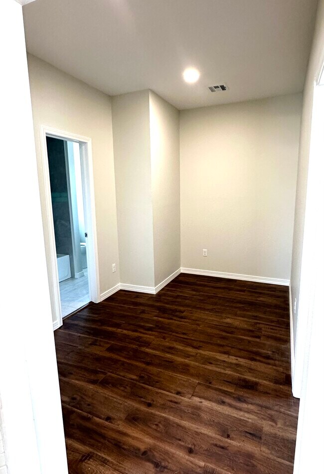 Building Photo - 102 Meadowlark Ave