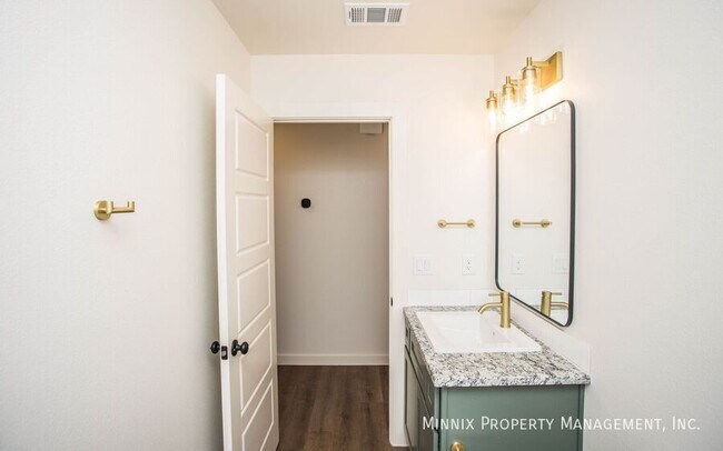 Building Photo - 2134 Langford Ave