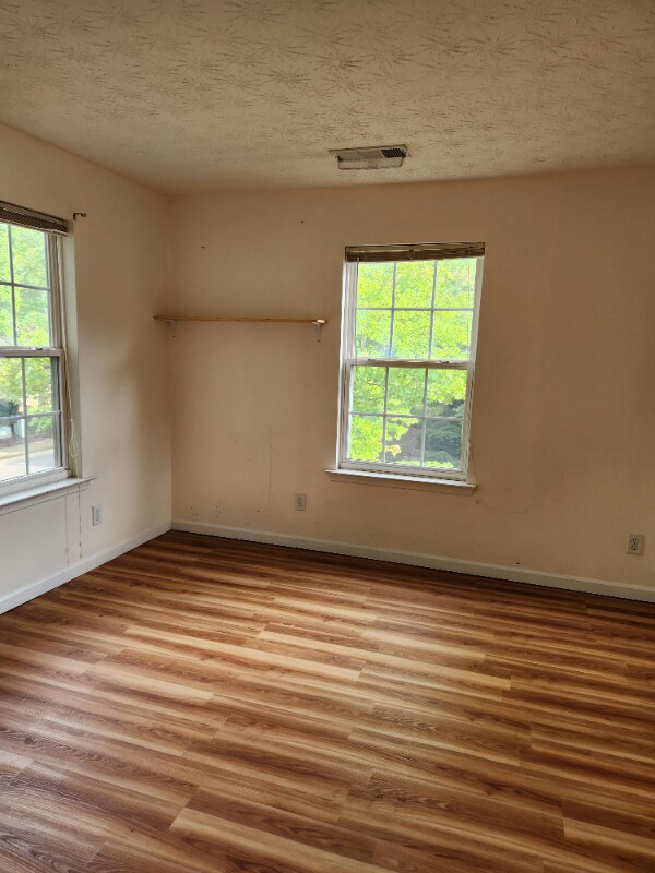 Building Photo - 579 W Oaks Dr