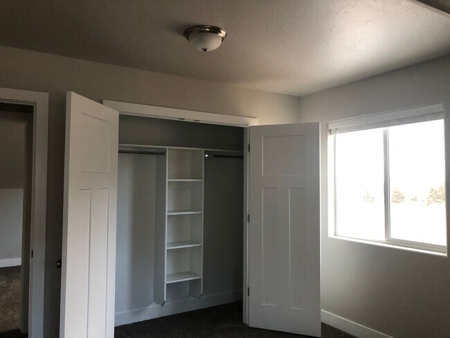 Building Photo - 4 Bedroom 2.5 Bathroom Townhome