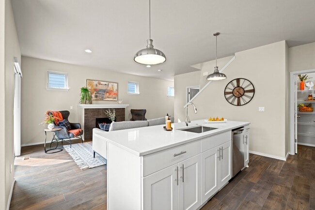 Building Photo - Pet Friendly Three Bedroom Townhome