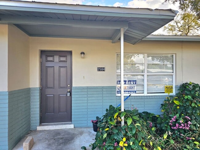 Building Photo - 2584 Seneca Ave