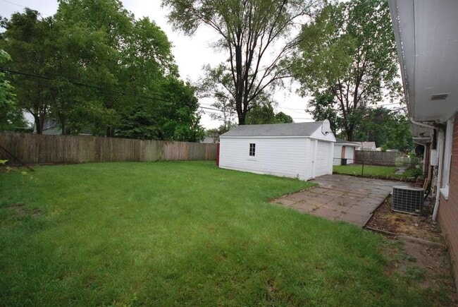 Building Photo - 1136 E Barrett Ave