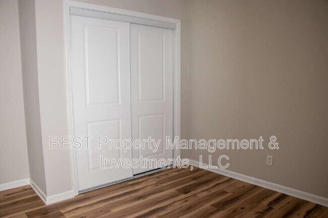 Building Photo - 3225 Lasalle St