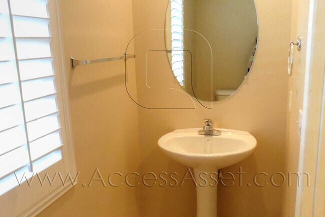 Building Photo - Beautiful Three Bedroom, Curb Appeal Home!