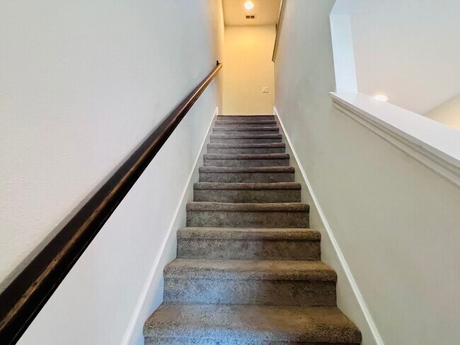 Building Photo - Gorgeous 3 bedroom, 2½ bath, 2 STORY townhome