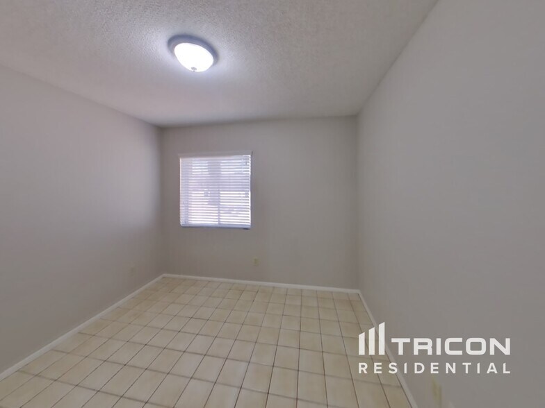 Building Photo - 8838 W Cinnabar Ave