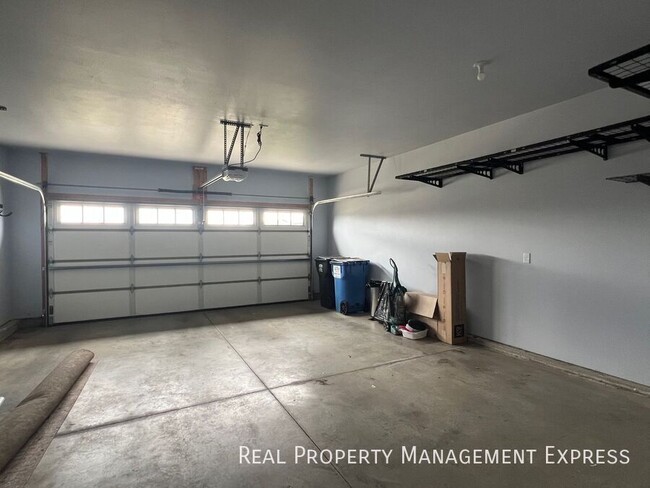 Building Photo - Modern 3 Bed, 2.5 Bath with Loft | Located...