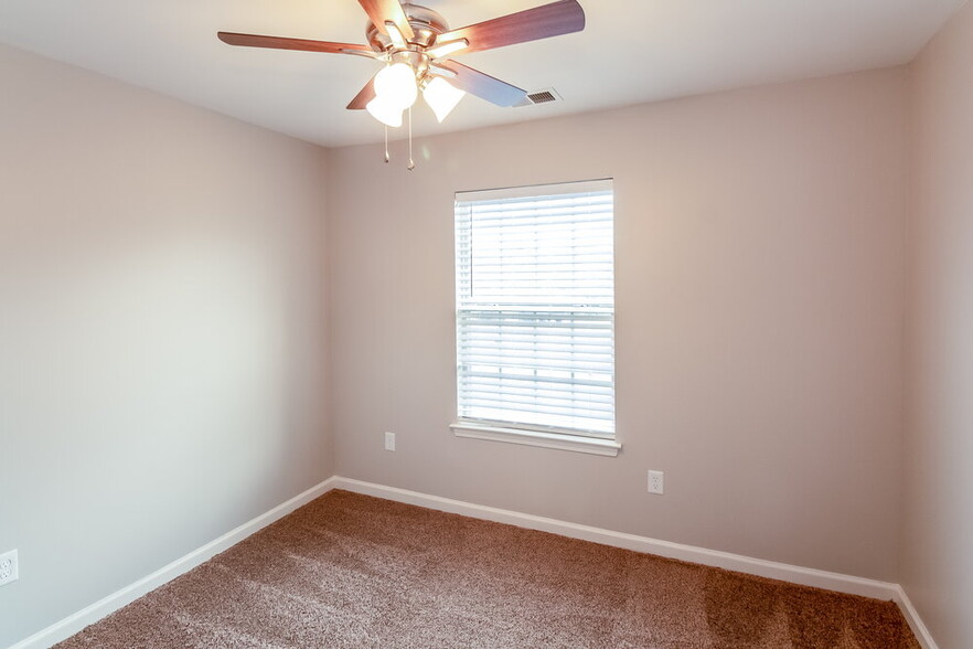Building Photo - 906 Lakemont Dr