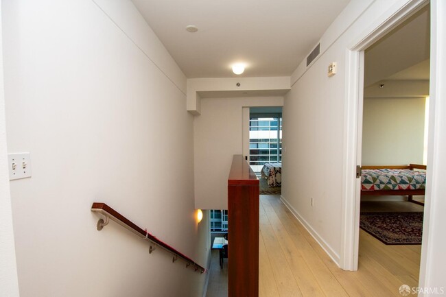 Building Photo - 207 King St