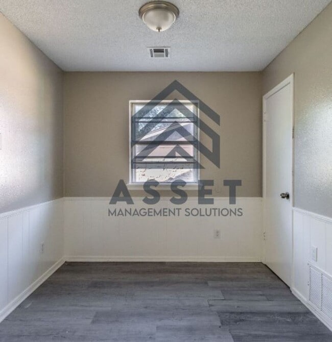 Building Photo - 9316 NE Stardust Ln