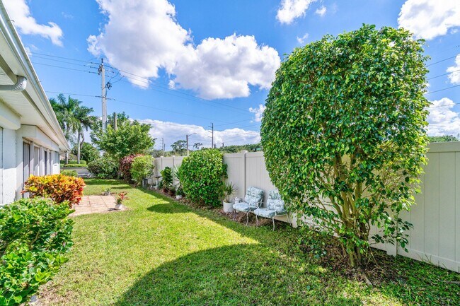 Building Photo - 10990 Greentrail Dr S