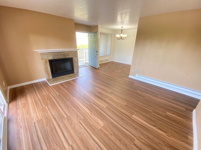 Building Photo - Top Floor Large, Bright & Spacious Two Bedroom Condo W/ Parking & Laundry!