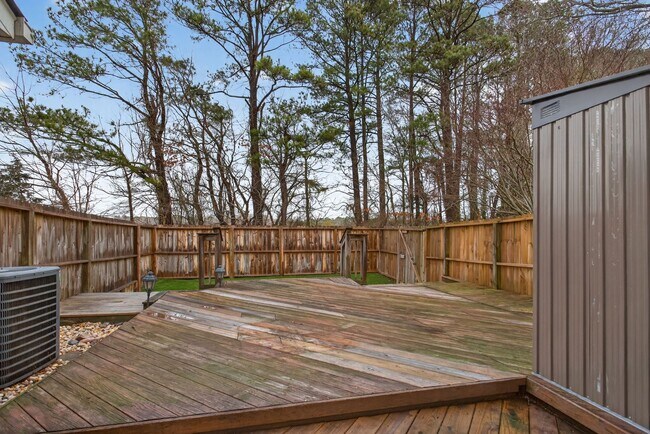 Building Photo - Yorktown Townhouse