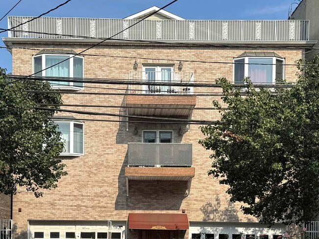 Building Photo - 1005 Central Ave
