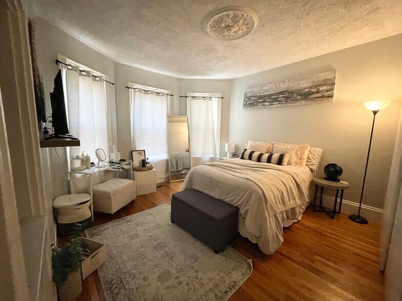 Building Photo - 24 Pond St