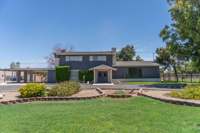 Primary Photo - Spacious 3-Bedroom, 4-Bath Vintage Home wi...