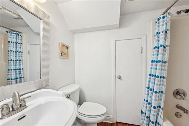 Building Photo - Three Bedroom Three Bathroom