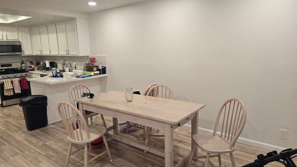 Building Photo - 22195 Summit Hill Dr