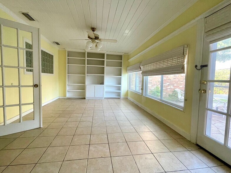 Building Photo - 7814 La Manga Dr