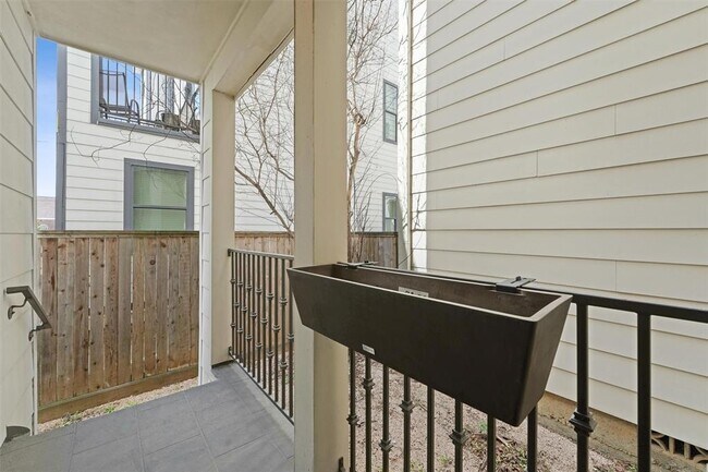 Building Photo - 5648 Larkin St