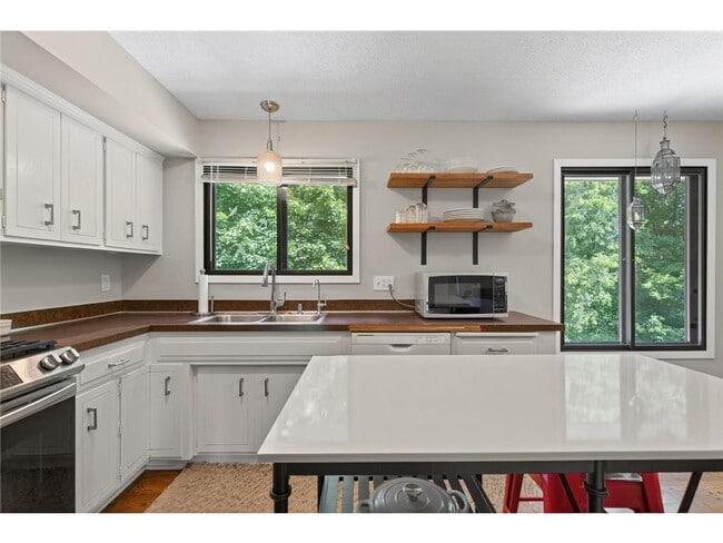 Building Photo - 16220 15th Ave N