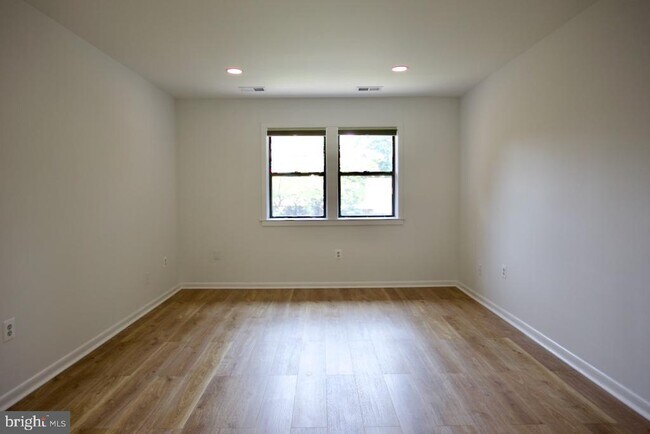 Building Photo - 5249 Strathmore Ave
